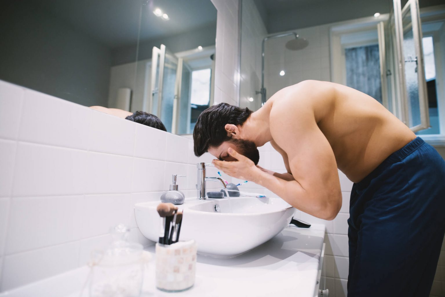 Моет мужа видео. Мужчина моет лицо. Wash face in the Bathroom. Мужчина моет руки счастливые.
